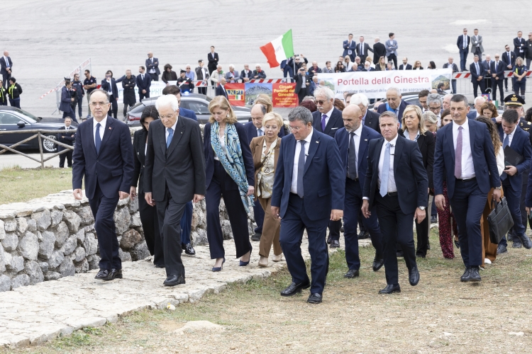 Il Presidente della Repubblica Sergio Mattarella con Bajram Begaj, Presidente della Repubblica d’Albania a Portella della Ginestra depongono una corona di fiori sul cippo che ricorda le vittime della strage
