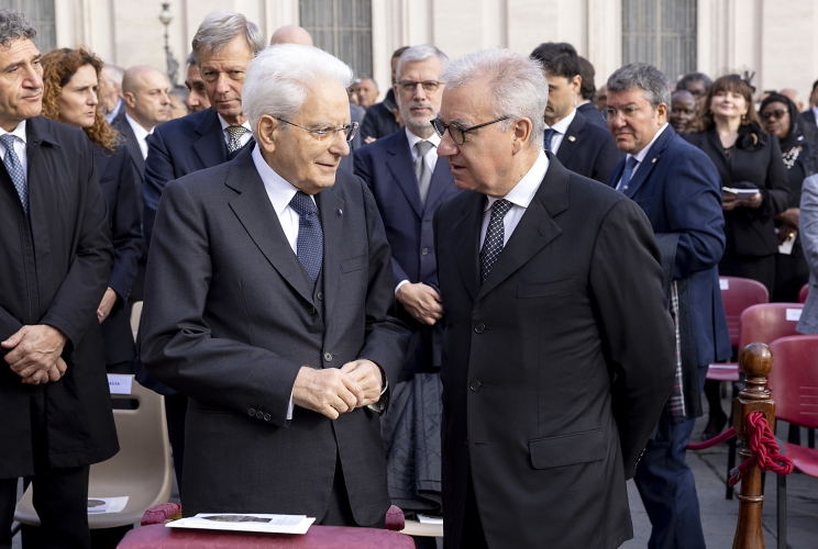 Il Presidente della Repubblica Sergio Mattarella  con il Segretario del Consiglio dei ministri Alfredo Mantovano,  in occasione della cerimonia di Canonizzazione dei Beati italiani Giuseppe Allamano e Elena Guerra