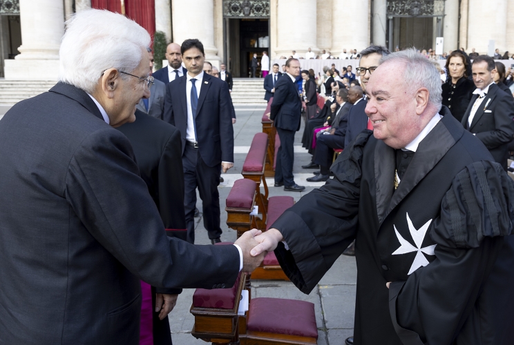 Il Presidente della Repubblica Sergio Mattarella saluta il Gran Maestro dell'Ordine di Malta John Timothy Dunlap,  in occasione della cerimonia di Canonizzazione dei Beati italiani Giuseppe Allamano e Elena Guerra
