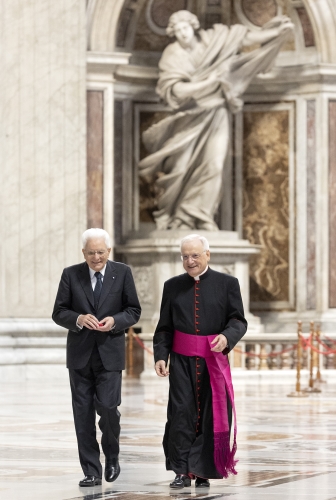 Il Presidente della Repubblica Sergio Mattarella  accompagnato Mons. Leonardo Sapienza attraversa la Basilica di San Pietro per raggiungere il Sagrato, in occasione della cerimonia di Canonizzazione dei Beati italiani Giuseppe Allamano e Elena Guerra