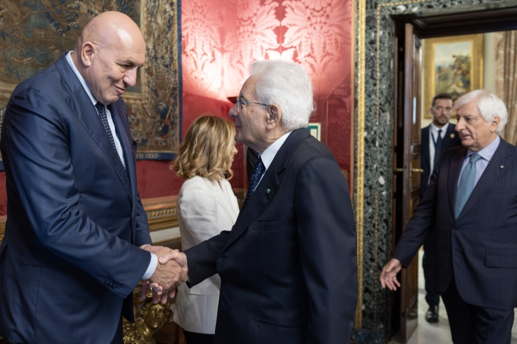 Il Presidente Sergio Mattarella saluta Guido Crosetto Ministro della Difesa, in occasione del Consiglio Supremo di Difesa
