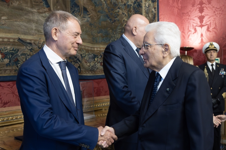 Il Presidente Sergio Mattarella saluta Adolfo Urso Ministro delle Imprese e del Made in Italy, in occasione del Consiglio Supremo di Difesa
