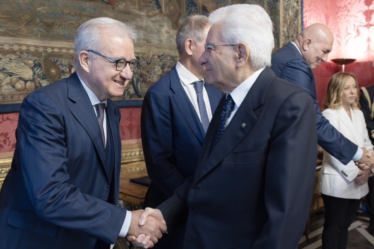Il Presidente Sergio Mattarella saluta Alfredo Mantovano Sottosegretario di Stato alla Presidenza del Consiglio dei Ministri, in occasione del Consiglio Supremo di Difesa
