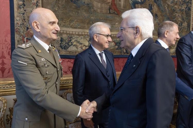 Il Presidente Sergio Mattarella saluta Luciano Portolano Capo di Stato Maggiore della Difesa, in occasione del Consiglio Supremo di Difesa
