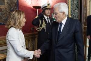Il Presidente Sergio Mattarella saluta il Presidente del Consiglio Giorgia Meloni, in occasione del Consiglio Supremo di Difesa
