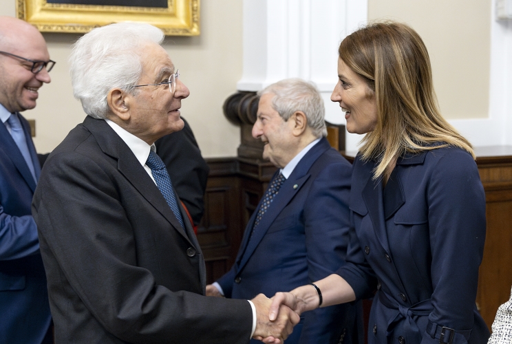 Il Presidente Sergio Mattarella con Roberta Metsola, Presidente del Parlamento europeo, in occasione della cerimonia commemorativa del settantesimo anniversario della morte di Alcide De Gasperi, dal titolo “Pace, Prosperità, Patria. L’eredità di De Gasperi 70 anni dopo”