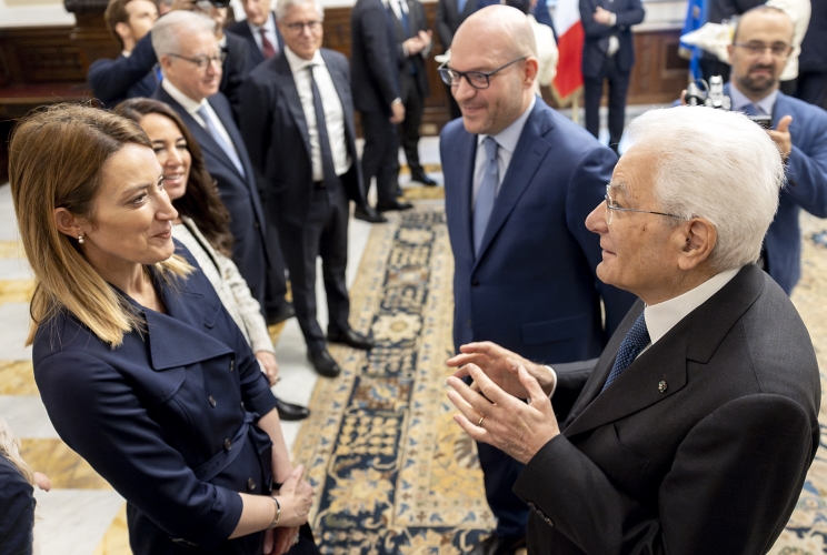 Il Presidente Sergio Mattarella con Roberta Metsola, Presidente del Parlamento europeo, e Lorenzo Fontana, Presidente della Camera dei deputati, in occasione della cerimonia commemorativa del settantesimo anniversario della morte di Alcide De Gasperi, dal titolo “Pace, Prosperità, Patria. L’eredità di De Gasperi 70 anni dopo”