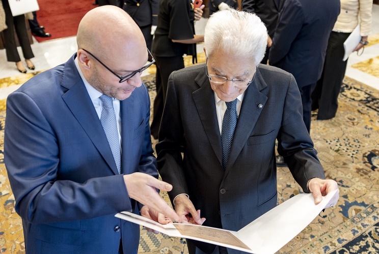 Il Presidente Sergio Mattarella riceve da Lorenzo Fontana, Presidente della Camera dei deputati, una copia numerata della ristampa anastatica della scheda anagrafica autografa di Alcide De Gasperi, in occasione della cerimonia commemorativa del settantesimo anniversario della morte di Alcide De Gasperi, dal titolo “Pace, Prosperità, Patria. L’eredità di De Gasperi 70 anni dopo”