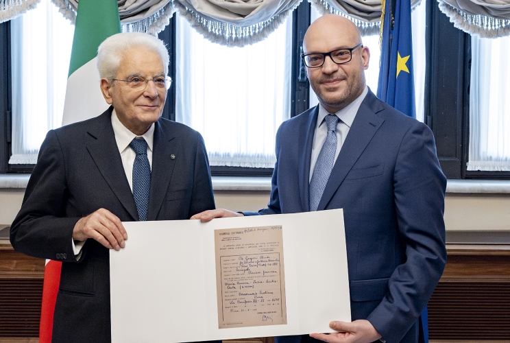 Il Presidente Sergio Mattarella riceve da Lorenzo Fontana, Presidente della Camera dei deputati, una copia numerata della ristampa anastatica della scheda anagrafica autografa di Alcide De Gasperi, in occasione della cerimonia commemorativa del settantesimo anniversario della morte di Alcide De Gasperi, dal titolo “Pace, Prosperità, Patria. L’eredità di De Gasperi 70 anni dopo”