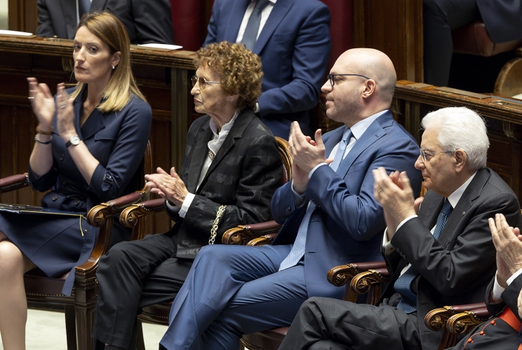 Il Presidente Sergio Mattarella con a fianco Lorenzo Fontana, Presidente della Camera dei deputati, Paola De Gasperi, figlia di Alcide De Gasperi e Roberta Metsola, Presidente del Parlamento europeo, in occasione della cerimonia commemorativa del settantesimo anniversario della morte di Alcide De Gasperi, dal titolo “Pace, Prosperità, Patria. L’eredità di De Gasperi 70 anni dopo”