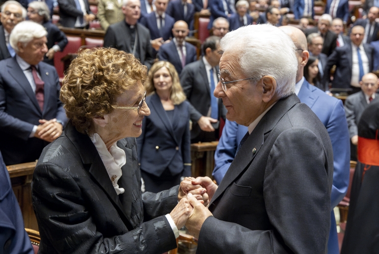 Il Presidente Sergio Mattarella saluta Paola De Gasperi, figlia di Alcide De Gasperi al termine della cerimonia commemorativa del settantesimo anniversario della morte di Alcide De Gasperi, dal titolo “Pace, Prosperità, Patria. L’eredità di De Gasperi 70 anni dopo”
