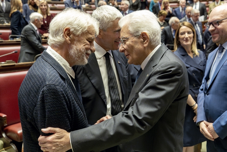 Il Presidente Sergio Mattarella saluta Michele Placido, attore e regista, intervenuto alla cerimonia commemorativa del settantesimo anniversario della morte di Alcide De Gasperi, dal titolo “Pace, Prosperità, Patria. L’eredità di De Gasperi 70 anni dopo”
