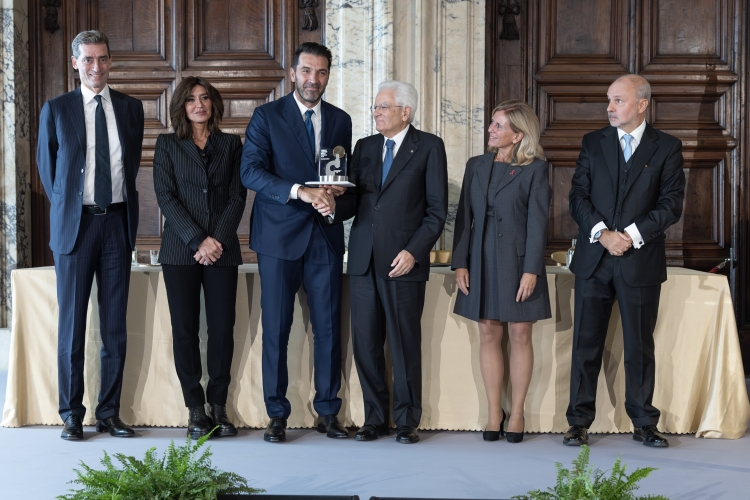 Il Presidente della Repubblica Sergio Mattarella consegna il Premio speciale AIRC “Credere nella Ricerca” a Gianluigi Buffon, Capo delegazione FIGC e Ambasciatore AIRC dal 2022 ,in occasione della cerimonia di celebrazione de “I Giorni della Ricerca”
