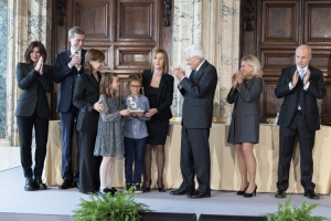 Il Presidente della Repubblica Sergio Mattarella consegna il Premio speciale AIRC “Credere nella Ricerca” all'Istituto Comprensivo Piaget-Majorana di Roma ,in occasione della cerimonia di celebrazione de “I Giorni della Ricerca”
