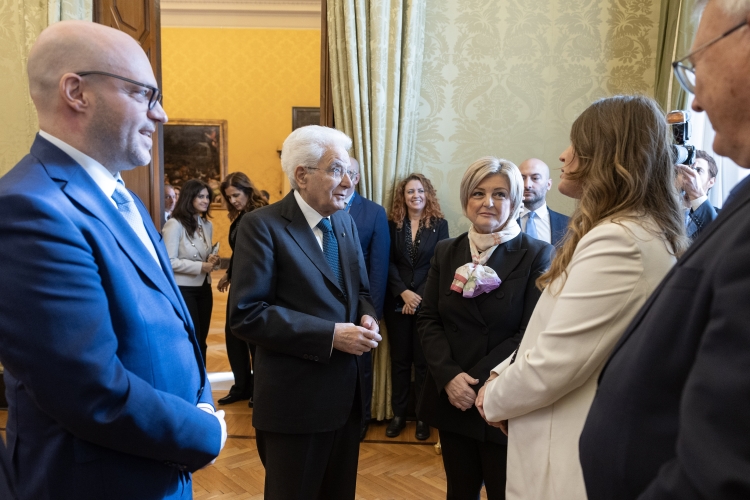 Il Presidente della Repubblica Sergio Mattarella con Marina Elvira Calderone, Ministro del Lavoro e delle Politiche sociali – Rappresentante di Governo, con Chiara Gribaudo, Presidente della Commissione parlamentare di inchiesta sulle condizioni di lavoro in Italia, sullo sfruttamento e sulla tutela della salute e della sicurezza nei luoghi di lavoro pubblici e privati e con Nicholas Schmit, Commissario europeo per il lavoro e i diritti sociali 
