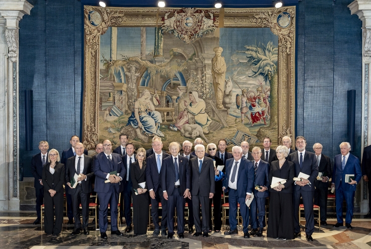 Il Presidente Sergio Mattarella con i nuovi Cavalieri del Lavoro