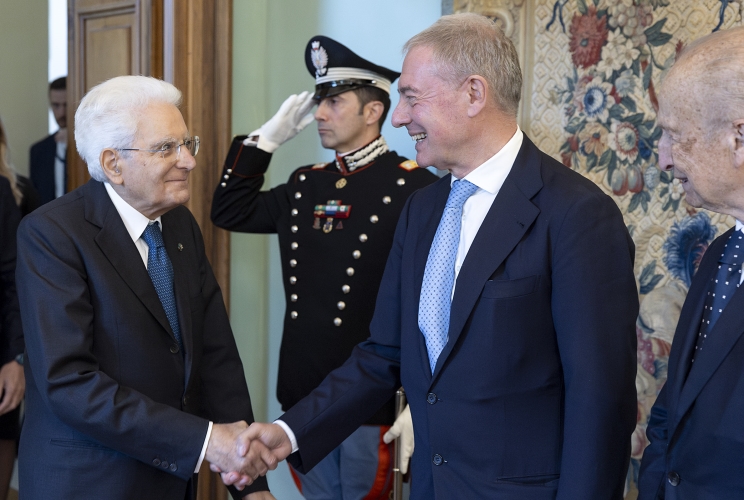 Il Presidente Sergio Mattarella saluta Adolfo Urso, Ministro delle imprese e del made in Italy, in occasione della cerimonia di consegna delle insegne di Cavaliere dell’Ordine “Al Merito del Lavoro” ai Cavalieri del Lavoro nominati il 2 giugno 2024