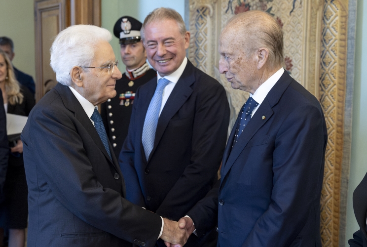 Il Presidente Sergio Mattarella saluta e il Cav. Lav. Maurizio Sella, Presidente della Federazione Nazionale Cavalieri del Lavoro e Adolfo Urso, Ministro delle imprese e del made in Italy, in occasione della cerimonia di consegna delle insegne di Cavaliere dell’Ordine “Al Merito del Lavoro” ai Cavalieri del Lavoro nominati il 2 giugno 2024