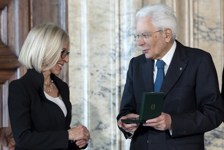 Il Presidente Sergio Mattarella consegna le insegne di Cavaliere dell’Ordine “Al Merito del Lavoro” a Lucia Aleotti