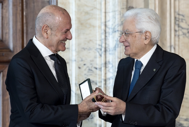 Il Presidente Sergio Mattarella consegna le insegne di Cavaliere dell’Ordine “Al Merito del Lavoro” a Eufrasio Anghileri