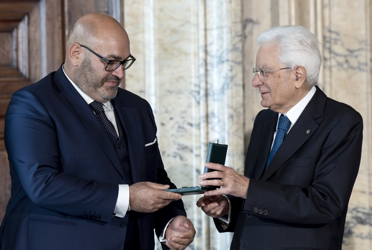 Il Presidente Sergio Mattarella consegna le insegne di Cavaliere dell’Ordine “Al Merito del Lavoro” a Giovanni Arena