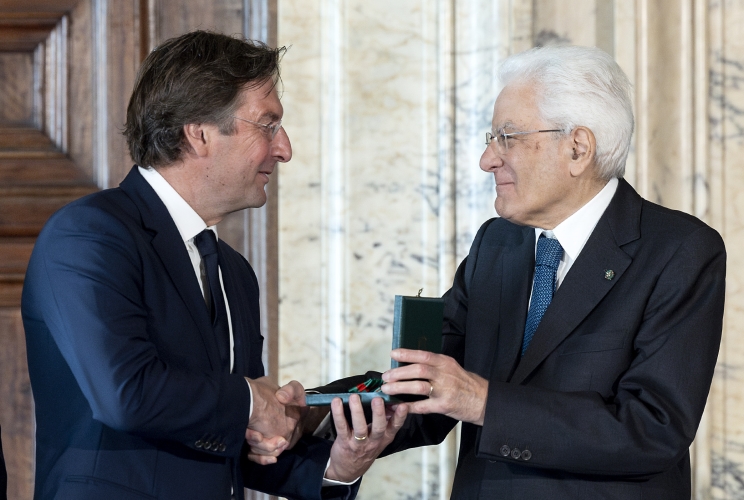 Il Presidente Sergio Mattarella consegna le insegne di Cavaliere dell’Ordine “Al Merito del Lavoro” a Pietro Beccari