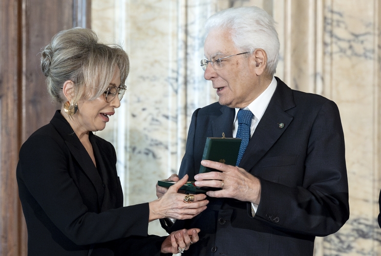 Il Presidente Sergio Mattarella consegna le insegne di Cavaliere dell’Ordine “Al Merito del Lavoro” a Marina Elvira Berlusconi