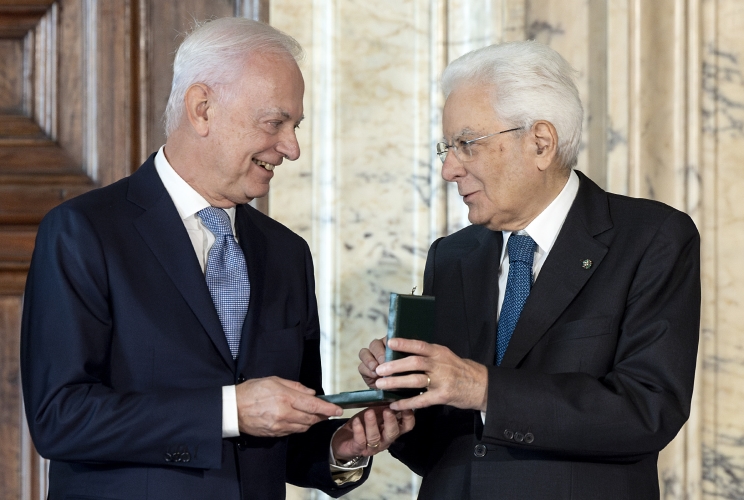Il Presidente Sergio Mattarella consegna le insegne di Cavaliere dell’Ordine “Al Merito del Lavoro” a Paolo Bertazzoni