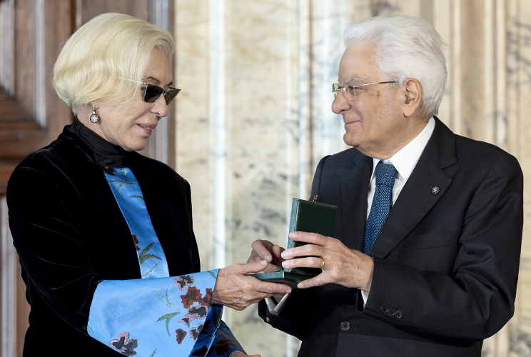 Il Presidente Sergio Mattarella consegna le insegne di Cavaliere dell’Ordine “Al Merito del Lavoro” a Maria Chiara Boni