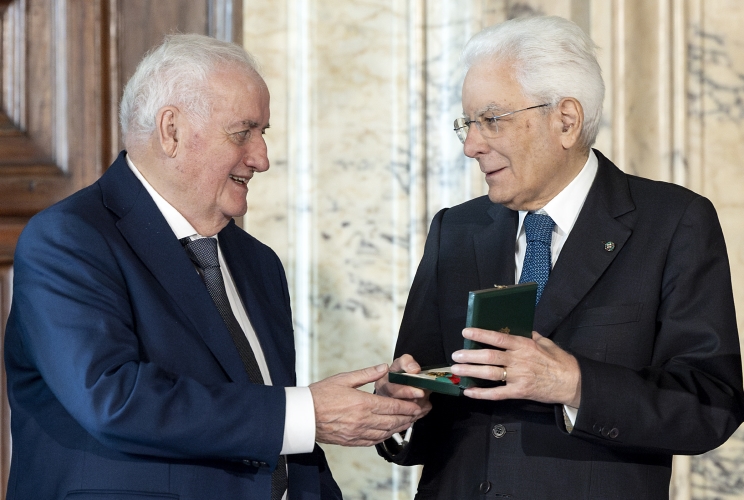 Il Presidente Sergio Mattarella consegna le insegne di Cavaliere dell’Ordine “Al Merito del Lavoro” a Giorgio Campagnolo