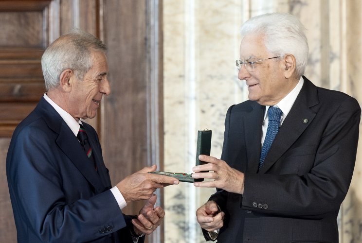 Il Presidente Sergio Mattarella consegna le insegne di Cavaliere dell’Ordine “Al Merito del Lavoro” a Carmine Caputo