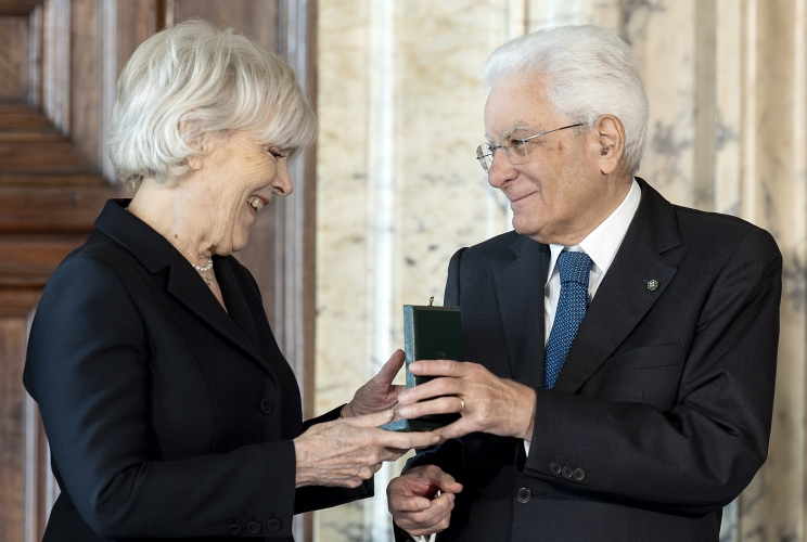 Il Presidente Sergio Mattarella consegna le insegne di Cavaliere dell’Ordine “Al Merito del Lavoro” a Caterina Imelde Caselli
