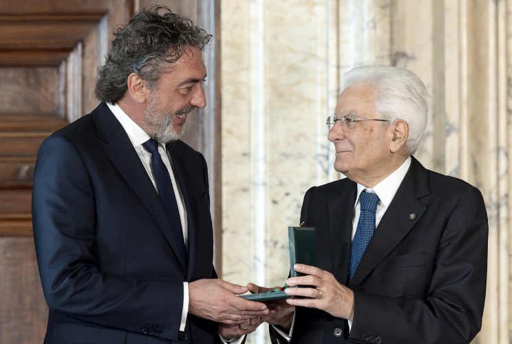 Il Presidente Sergio Mattarella consegna le insegne di Cavaliere dell’Ordine “Al Merito del Lavoro” a Carlo Cimbri