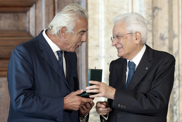 Il Presidente Sergio Mattarella consegna le insegne di Cavaliere dell’Ordine “Al Merito del Lavoro” a Francesco Giovanni Muntoni
