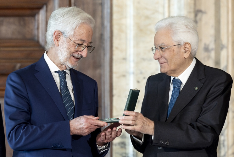 Il Presidente Sergio Mattarella consegna le insegne di Cavaliere dell’Ordine “Al Merito del Lavoro” a Antonio Primiceri