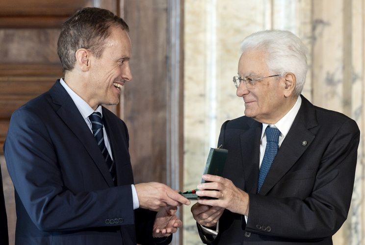 Il Presidente Sergio Mattarella consegna le insegne di Cavaliere dell’Ordine “Al Merito del Lavoro” a Fabio Ravanelli