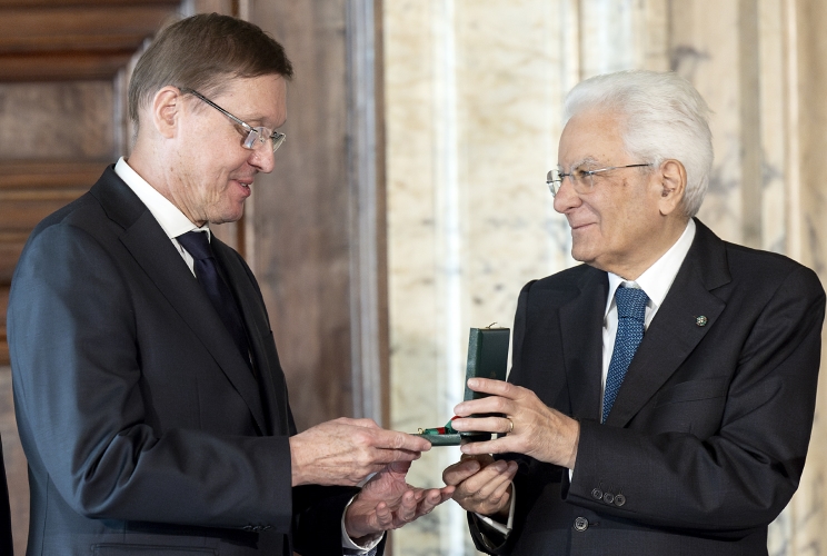 Il Presidente Sergio Mattarella consegna le insegne di Cavaliere dell’Ordine “Al Merito del Lavoro” a Enrico Samer