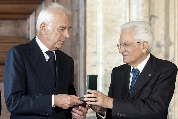 Il Presidente Sergio Mattarella consegna le insegne di Cavaliere dell’Ordine “Al Merito del Lavoro” a Serena Monghini