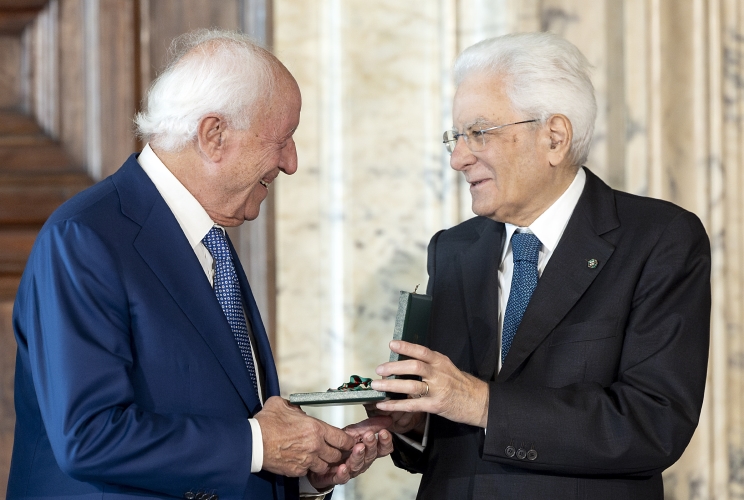 Il Presidente Sergio Mattarella consegna le insegne di Cavaliere dell’Ordine “Al Merito del Lavoro” a Carlo Aquilino Villano