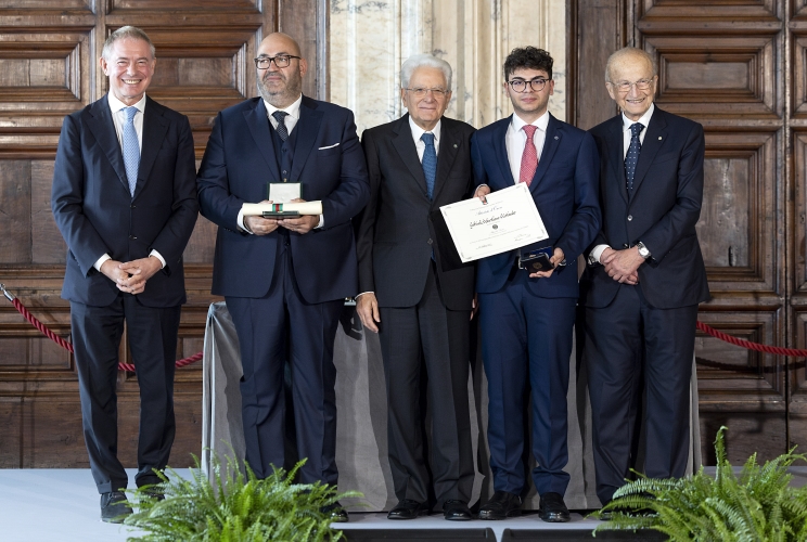 Il Presidente Sergio Mattarella con l'Alfiere del Lavoro Gabriele Sebastiano Cristaudo