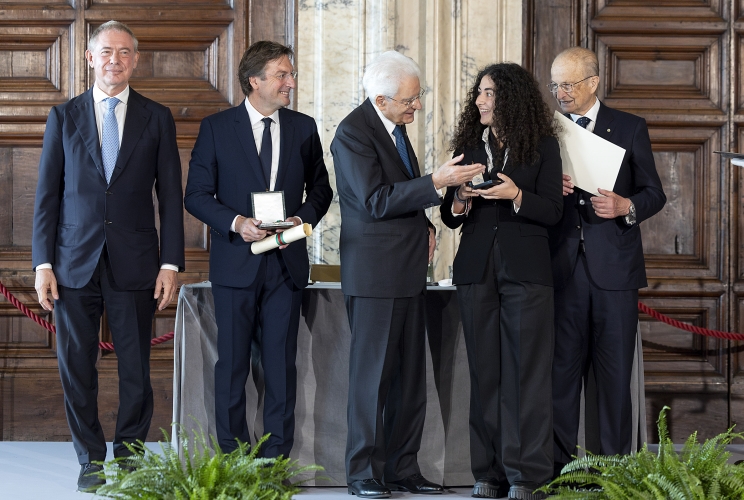 Il Presidente Sergio Mattarella con l'Alfiere del Lavoro Simona Taddeo