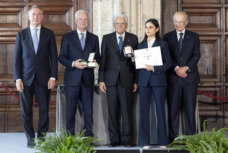 Il Presidente Sergio Mattarella con l'Alfiere del Lavoro Elisa Ipektchi
