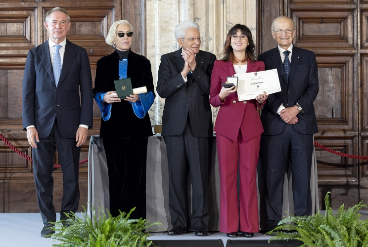 Il Presidente Sergio Mattarella con l'Alfiere del Lavoro Isabella Solari