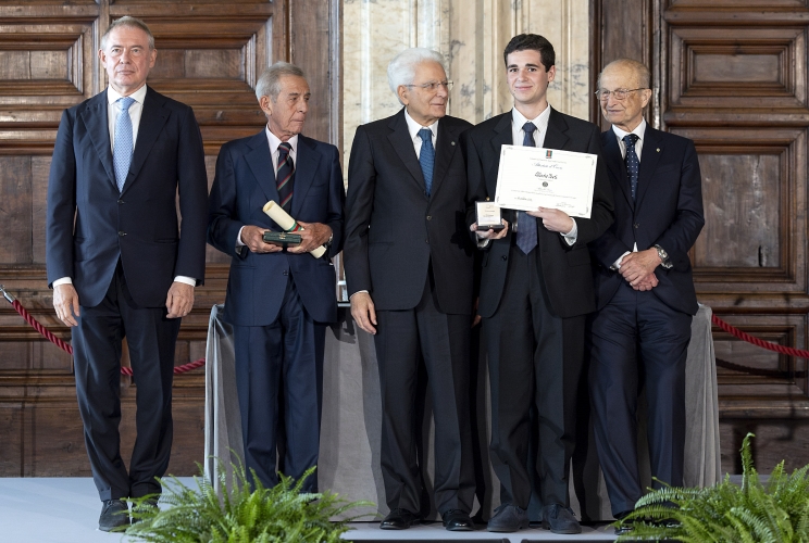 Il Presidente Sergio Mattarella con l'Alfiere del Lavoro Alessio Neri