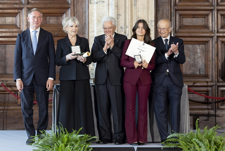 Il Presidente Sergio Mattarella con l'Alfiere del Lavoro Chiara Pirazzini