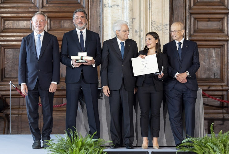 Il Presidente Sergio Mattarella con l'Alfiere del Lavoro Sofia Vari