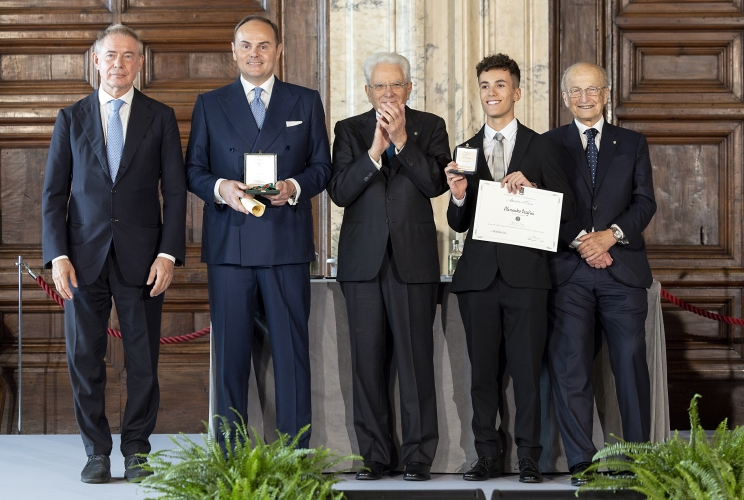 Il Presidente Sergio Mattarella con l'Alfiere del Lavoro Alessandro Serafini