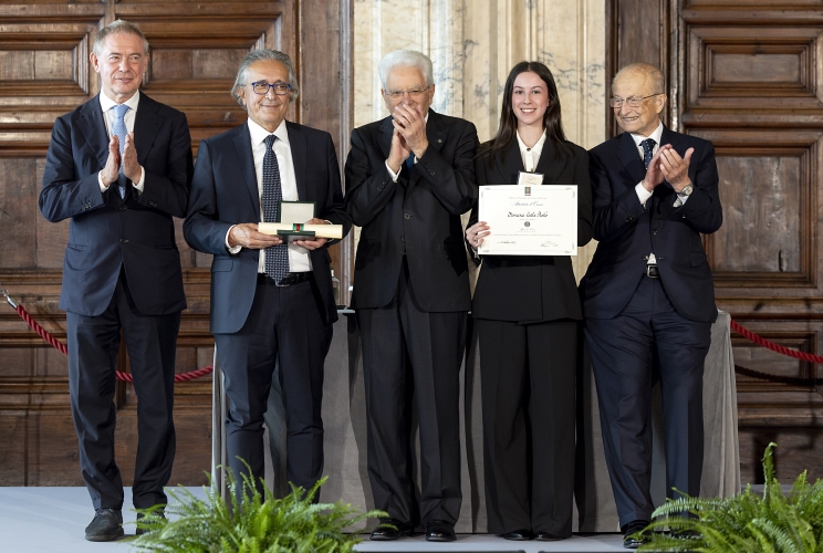 Il Presidente Sergio Mattarella con l'Alfiere del Lavoro Francesca Carla Prato