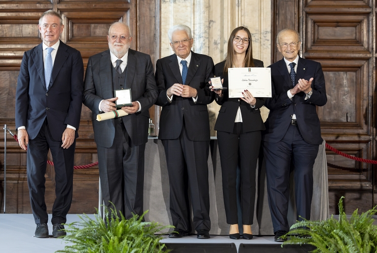 Il Presidente Sergio Mattarella con l'Alfiere del Lavoro Victoria Moranduzzo