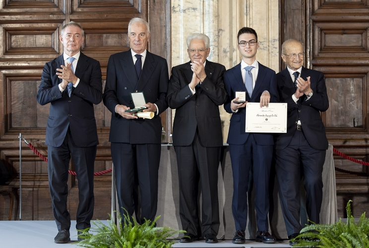 Il Presidente Sergio Mattarella con l'Alfiere del Lavoro Alessandro Vincenzo De Vita